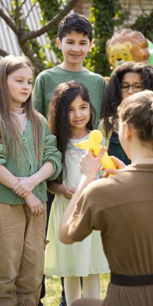 kids-having-fun-jungle-themed-party-min